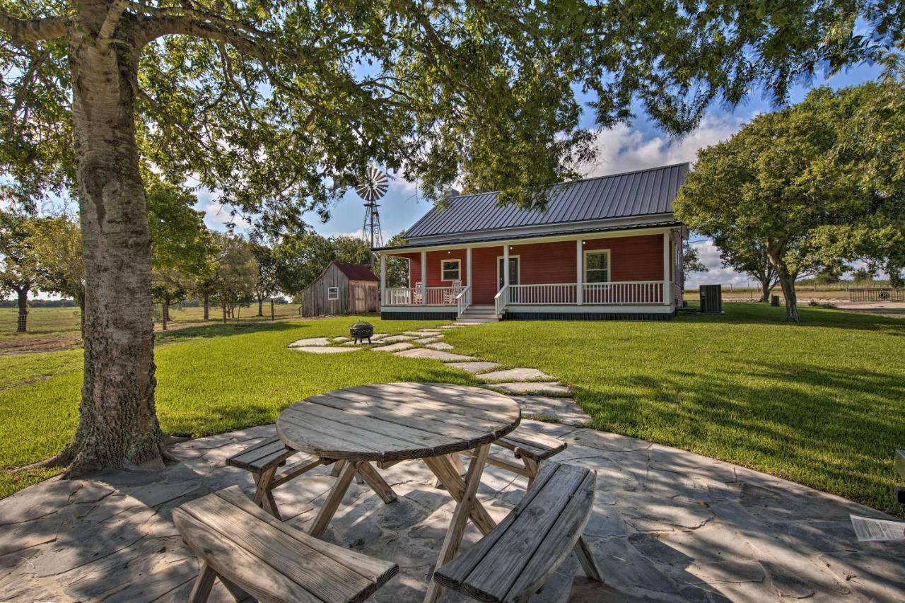 Peaceful Schulenburg Farmhouse With Fire Pit And Grill Exterior foto